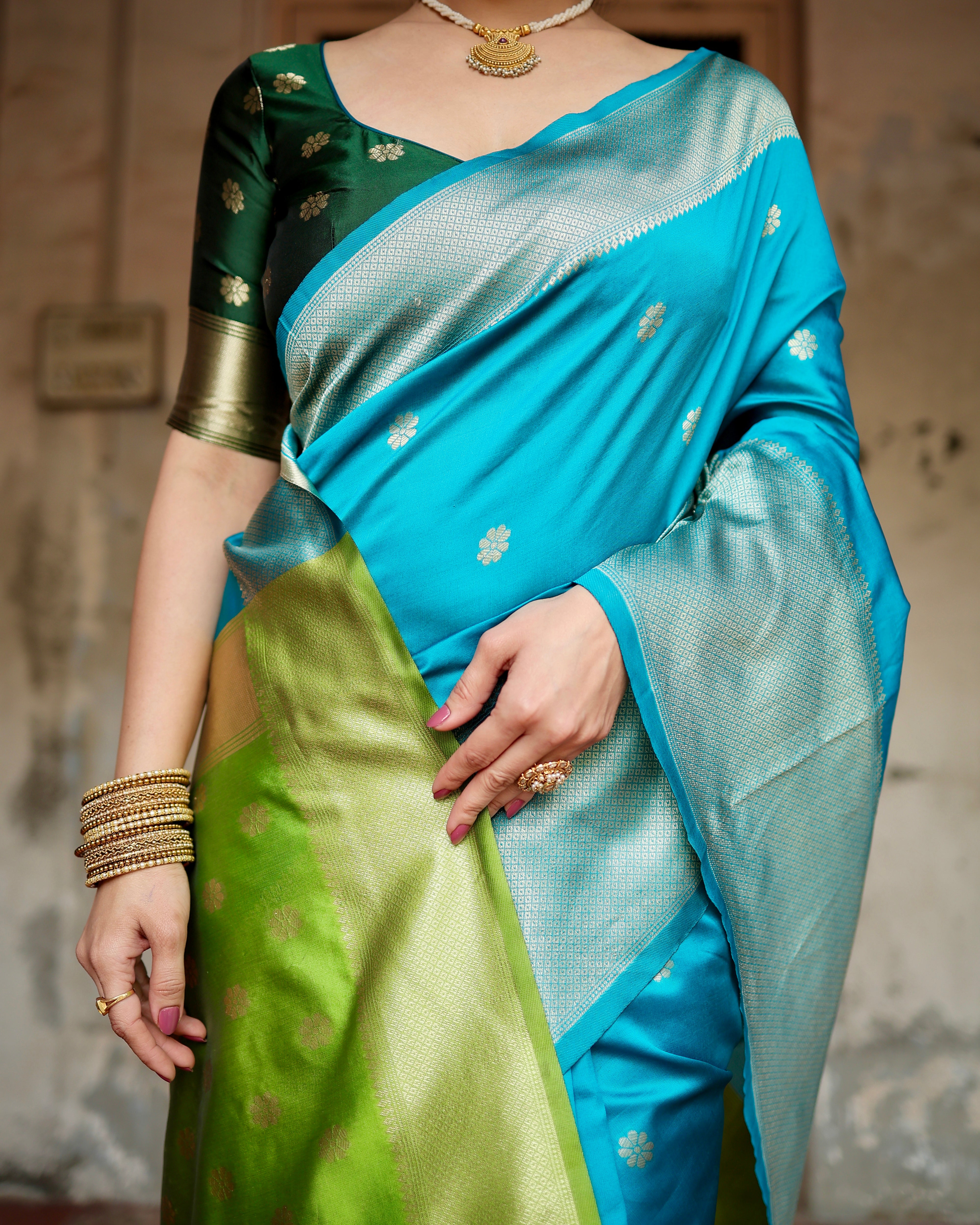 Women's Rama Jacquard Silk Ethenic Wear Beautiful Saree With Unstiched Blouse