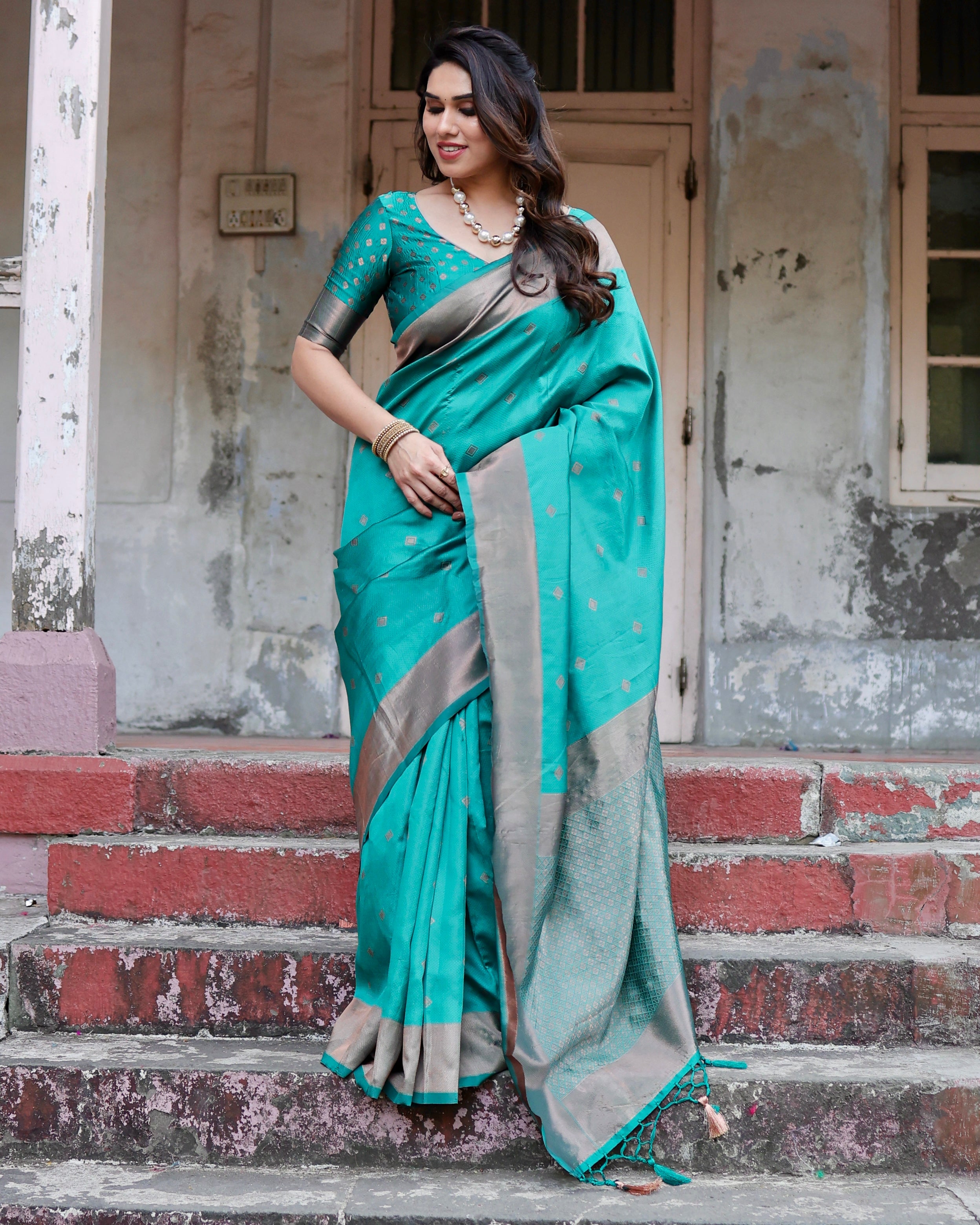 Women's Rama Jacquard Banarasi Silk Beautiful Saree With Unstiched Blouse