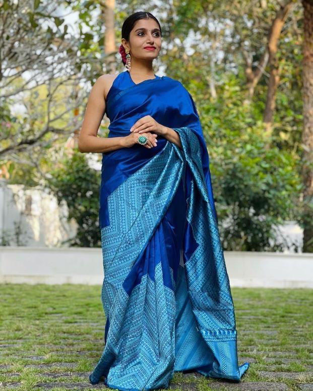 Attractive Blue Soft Silk Saree With Ethnic Blouse Piece