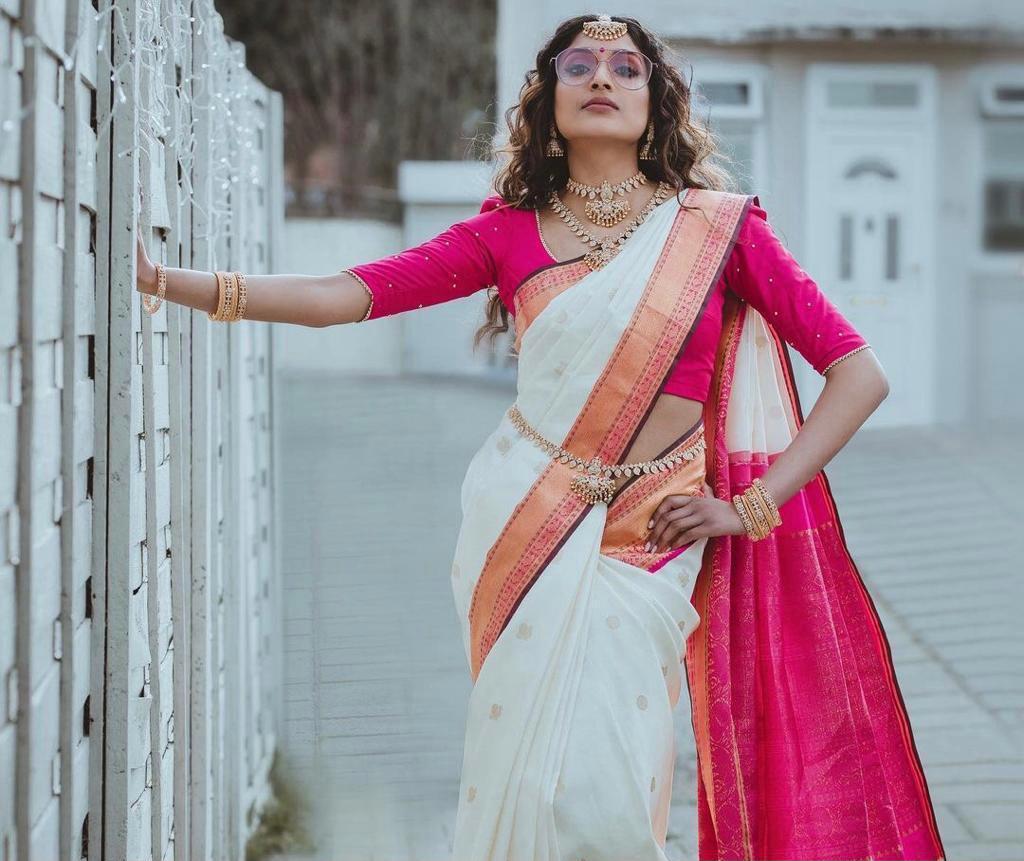 Attractive White Soft Silk Saree With Opulent Blouse Piece