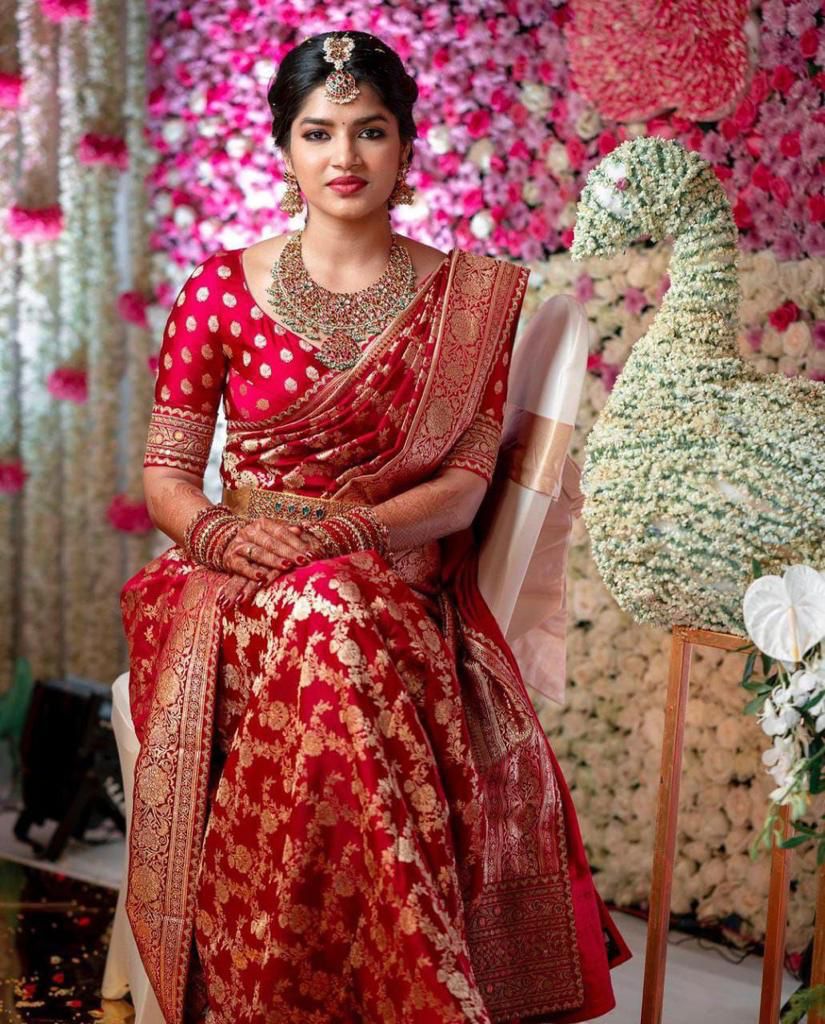 Wonderful Red Banarasi Silk Saree With Delightful Blouse Piece