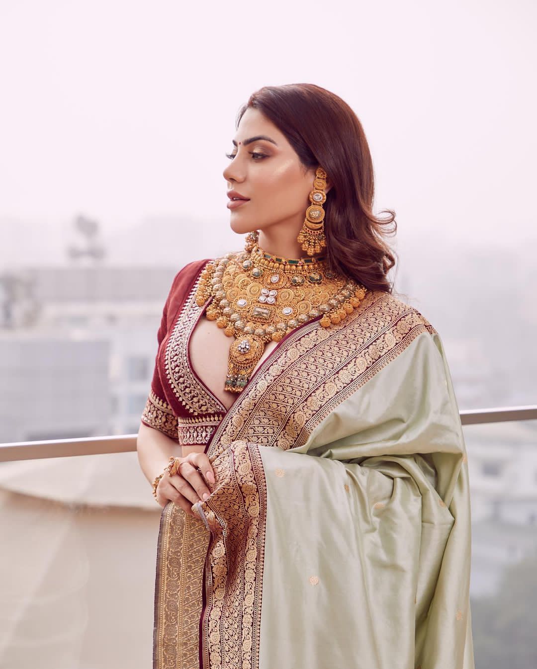 Astonishing White Soft Silk Saree With Exceptional Blouse Piece