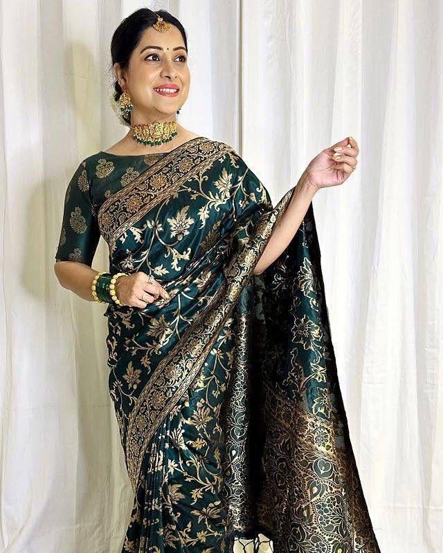 Flameboyant Dark Green Banarasi Silk Saree With Gratifying Blouse Piece - Sareelystore