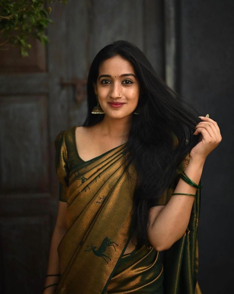 Ailurophile Dark Green Soft Silk Saree With Hypnotic Blouse Piece