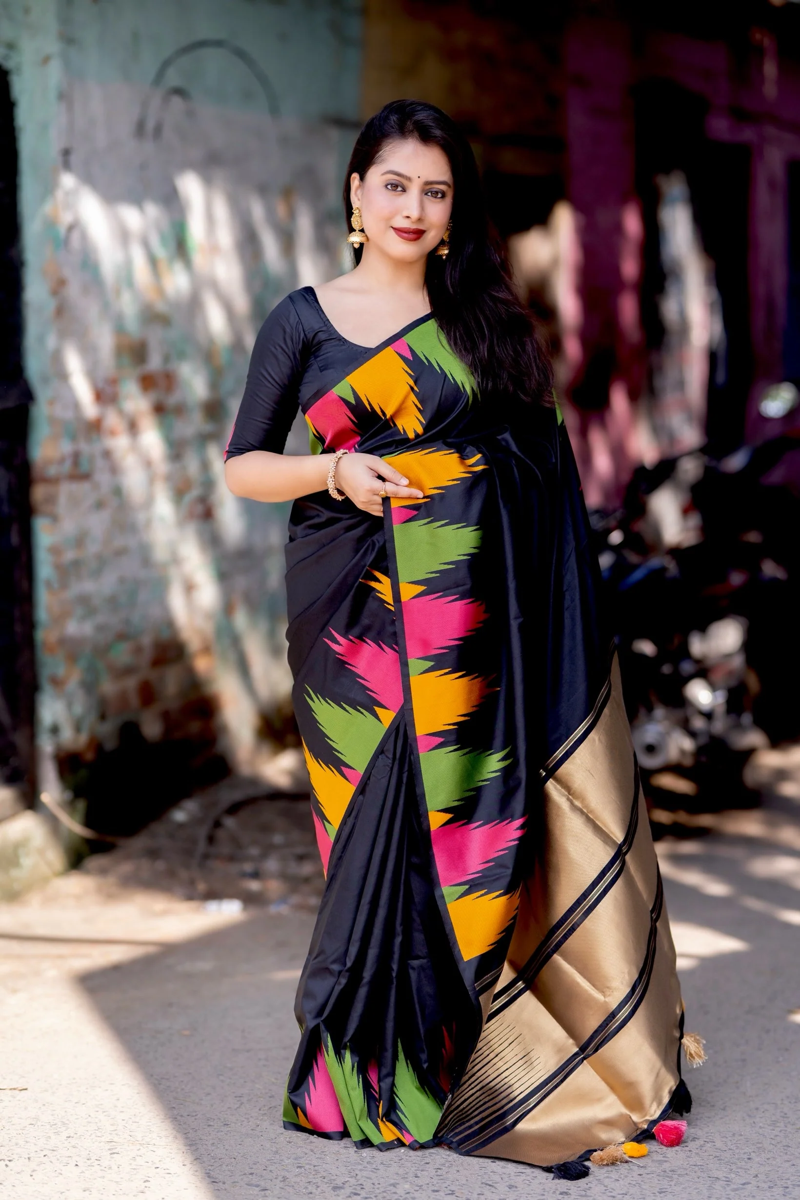 Sareely Black Pure Soft Silk ZigZag Woven Design Saree With Zari Woven Pallu