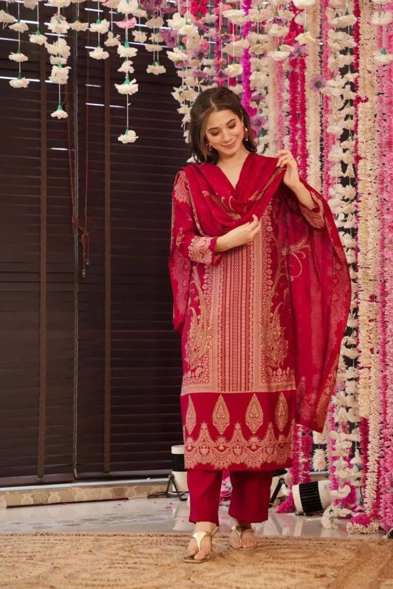 Three-piece set of Maroon Simmer Kurta Dupatta pants