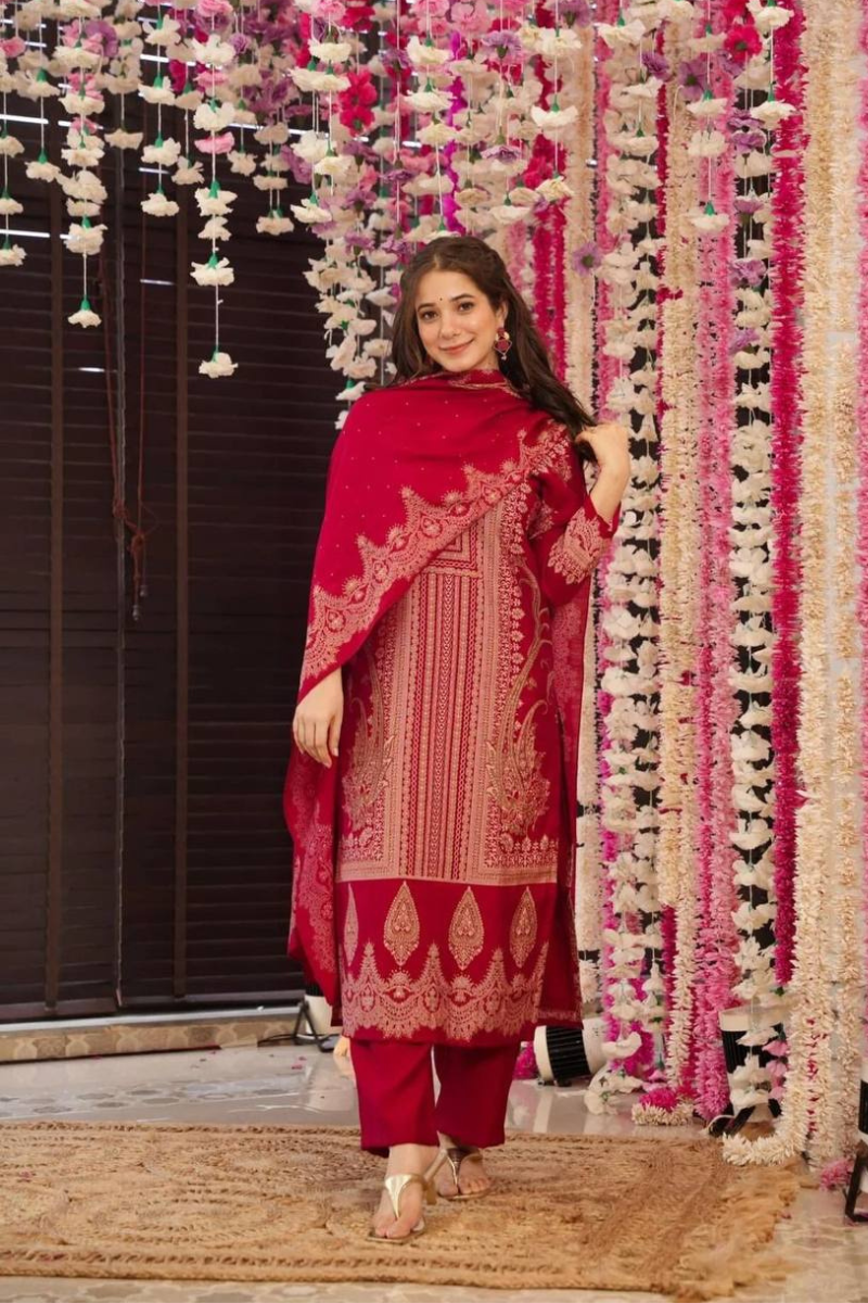 Three-piece set of Maroon Simmer Kurta Dupatta pants